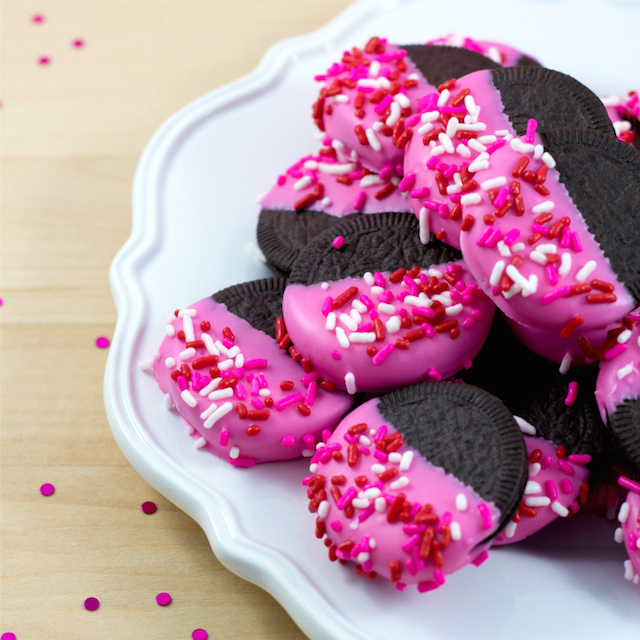 Candy Dipped Valentine's Day Oreos from Totally the Bomb